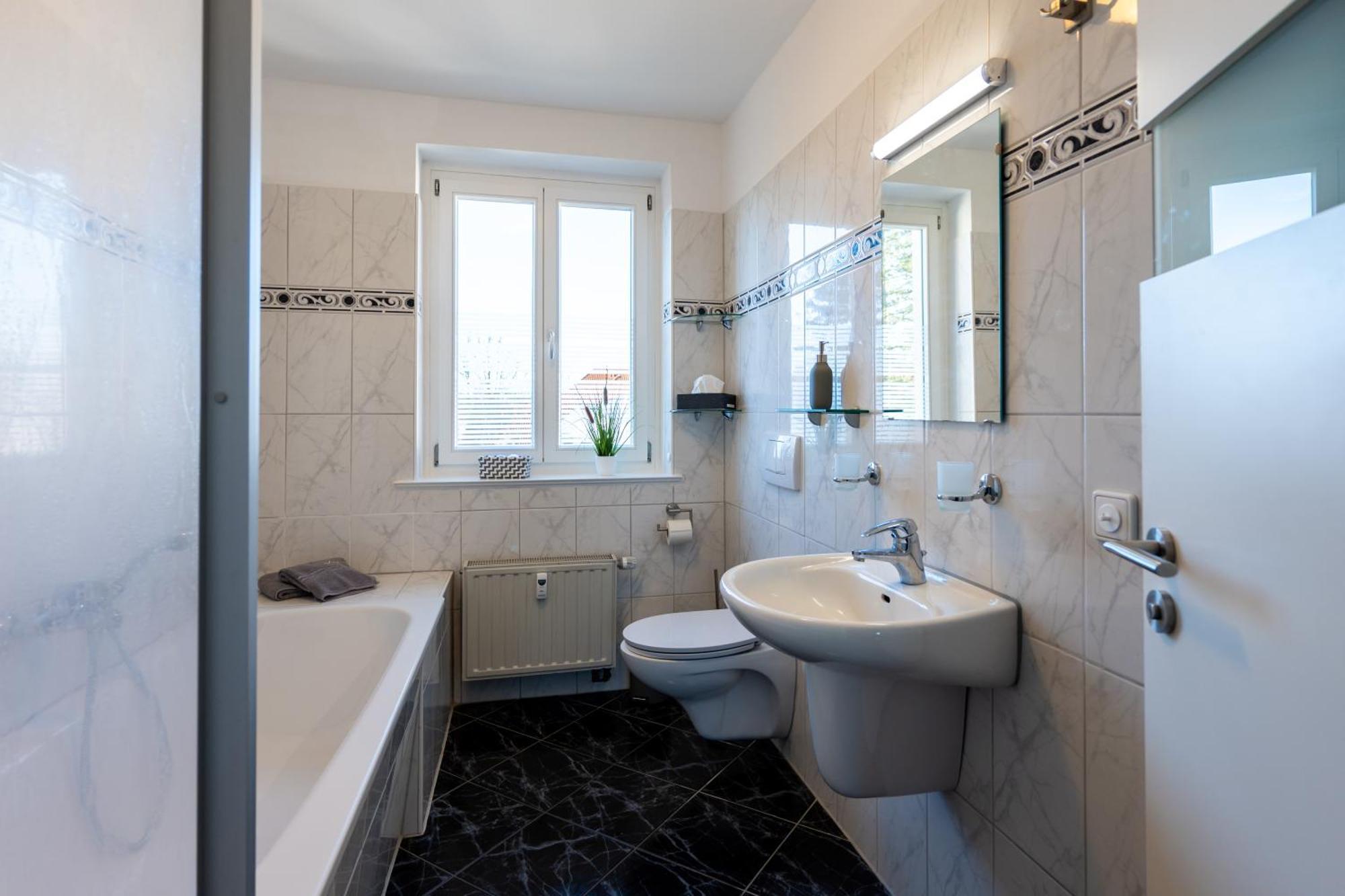 Doppelhaus- Villa Leipzig Schleussig , Moderner Altbau Apartment Dachetage Mit 2 Schlafzimmern Und Separatem Zusatzzimmer , Parkplatz - Balkon - Kamin - Eicheparkett - Arbeitsplatz Exteriör bild