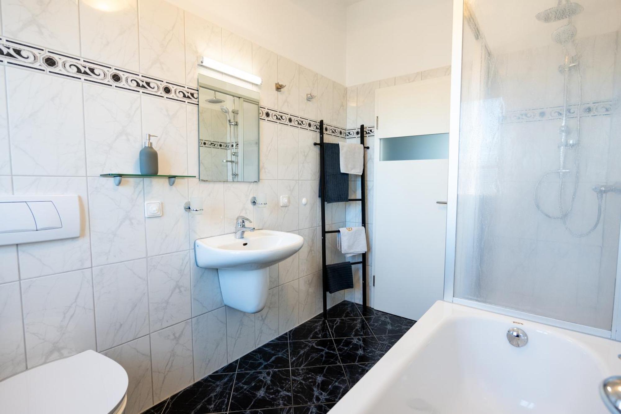 Doppelhaus- Villa Leipzig Schleussig , Moderner Altbau Apartment Dachetage Mit 2 Schlafzimmern Und Separatem Zusatzzimmer , Parkplatz - Balkon - Kamin - Eicheparkett - Arbeitsplatz Exteriör bild