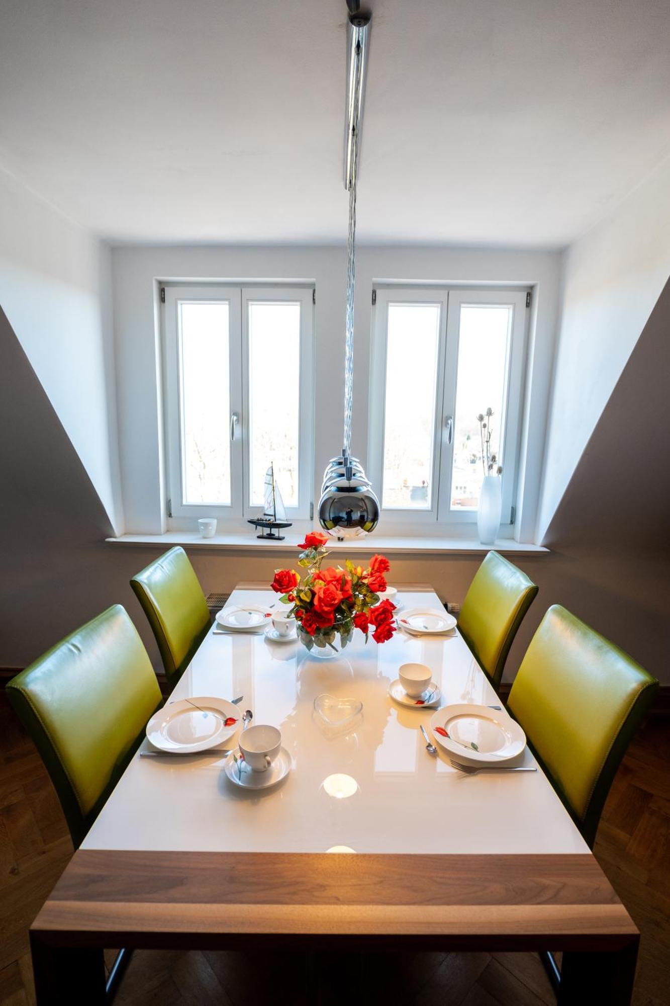 Doppelhaus- Villa Leipzig Schleussig , Moderner Altbau Apartment Dachetage Mit 2 Schlafzimmern Und Separatem Zusatzzimmer , Parkplatz - Balkon - Kamin - Eicheparkett - Arbeitsplatz Exteriör bild