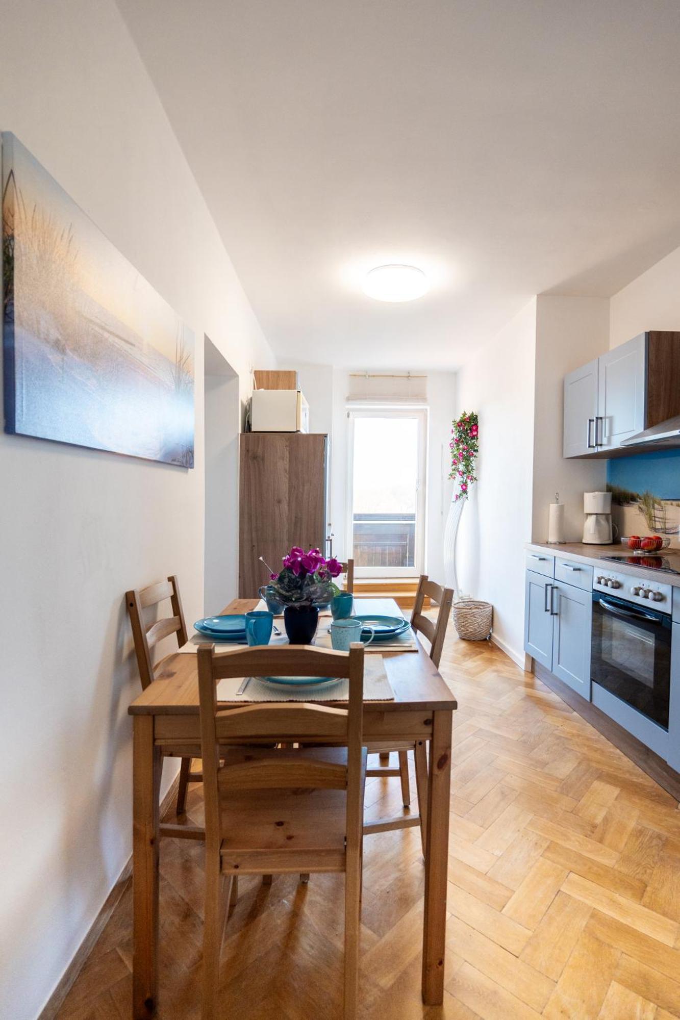 Doppelhaus- Villa Leipzig Schleussig , Moderner Altbau Apartment Dachetage Mit 2 Schlafzimmern Und Separatem Zusatzzimmer , Parkplatz - Balkon - Kamin - Eicheparkett - Arbeitsplatz Exteriör bild