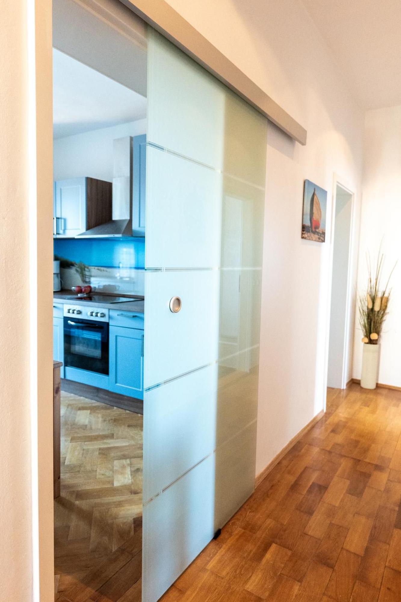 Doppelhaus- Villa Leipzig Schleussig , Moderner Altbau Apartment Dachetage Mit 2 Schlafzimmern Und Separatem Zusatzzimmer , Parkplatz - Balkon - Kamin - Eicheparkett - Arbeitsplatz Exteriör bild