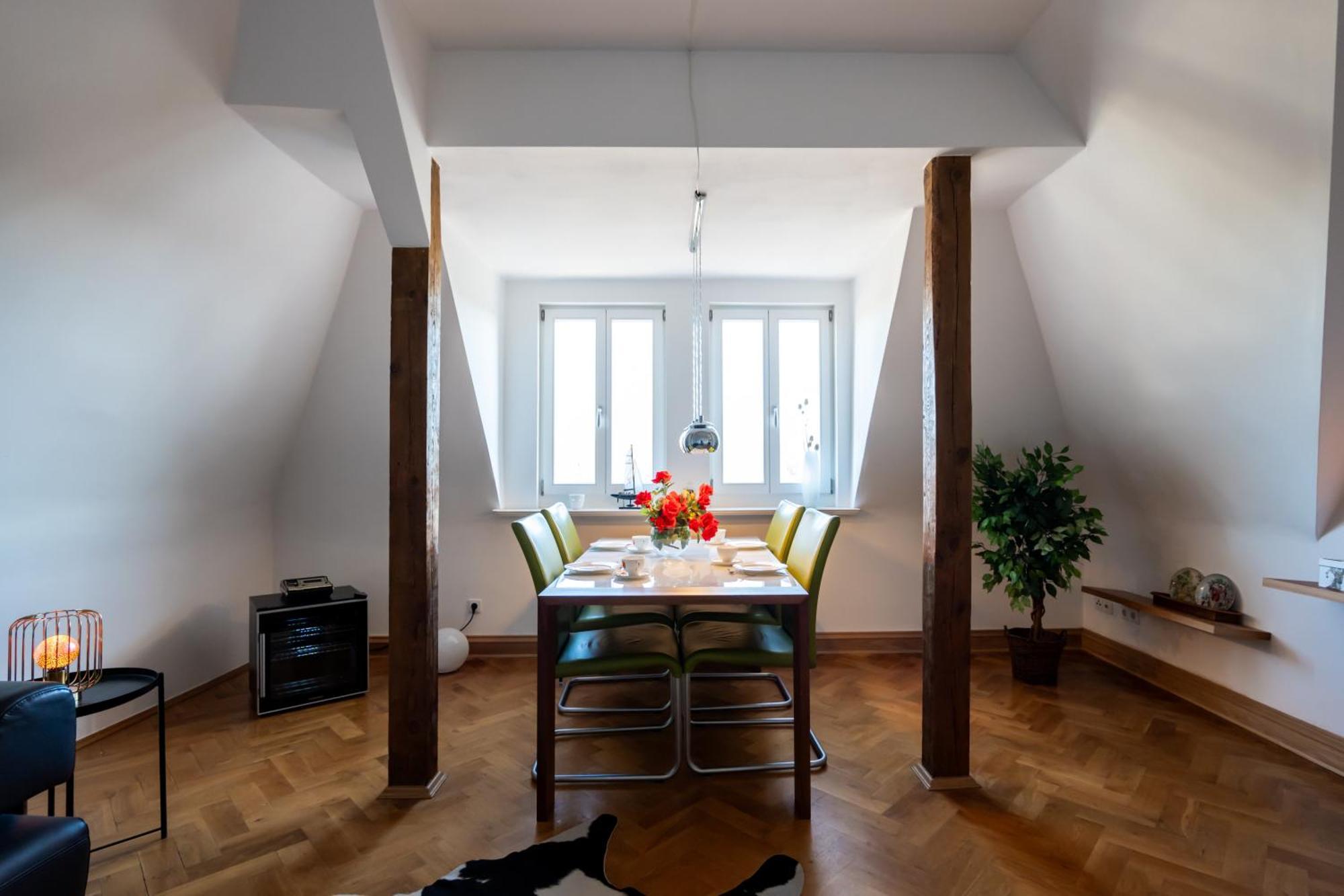 Doppelhaus- Villa Leipzig Schleussig , Moderner Altbau Apartment Dachetage Mit 2 Schlafzimmern Und Separatem Zusatzzimmer , Parkplatz - Balkon - Kamin - Eicheparkett - Arbeitsplatz Exteriör bild
