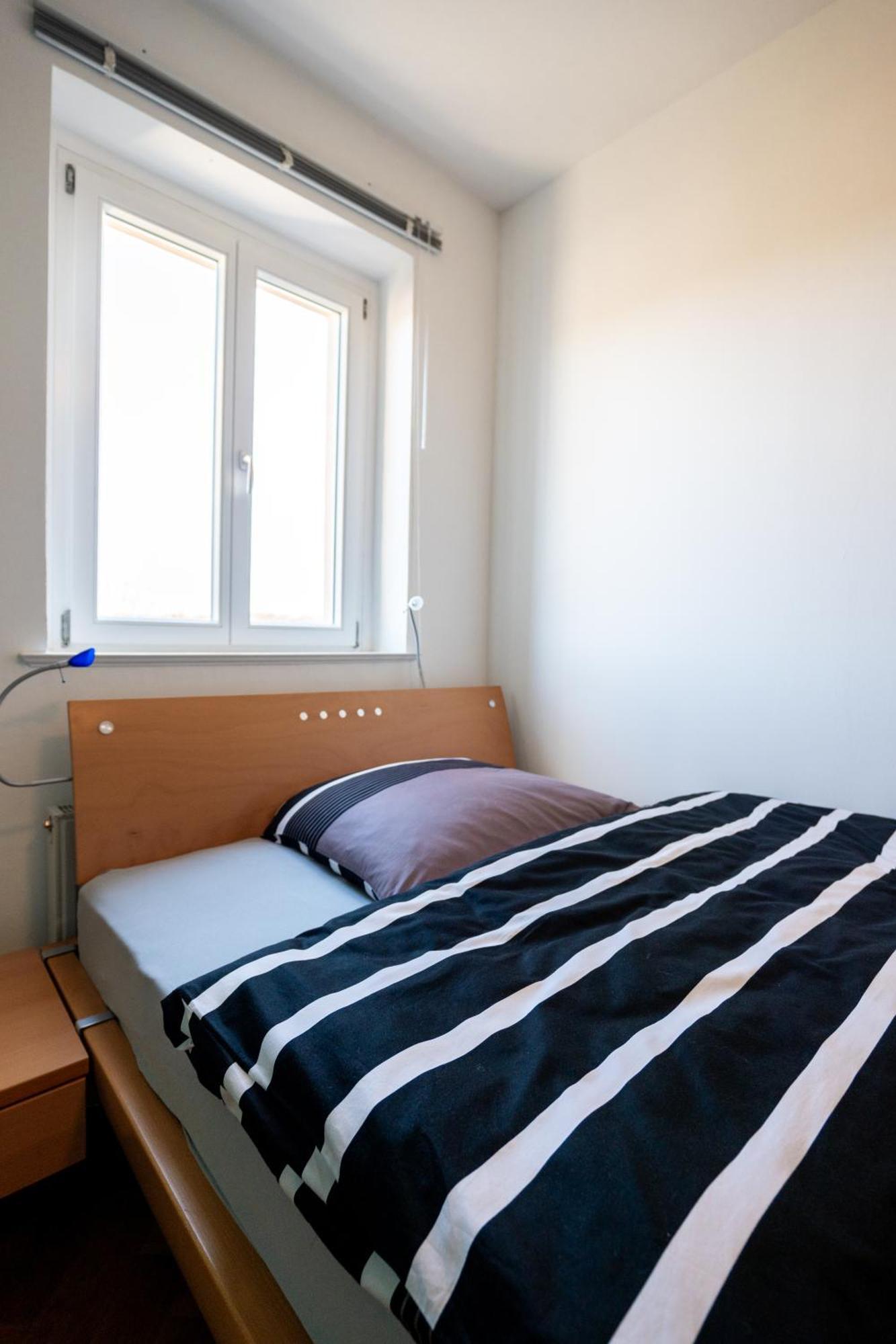 Doppelhaus- Villa Leipzig Schleussig , Moderner Altbau Apartment Dachetage Mit 2 Schlafzimmern Und Separatem Zusatzzimmer , Parkplatz - Balkon - Kamin - Eicheparkett - Arbeitsplatz Exteriör bild