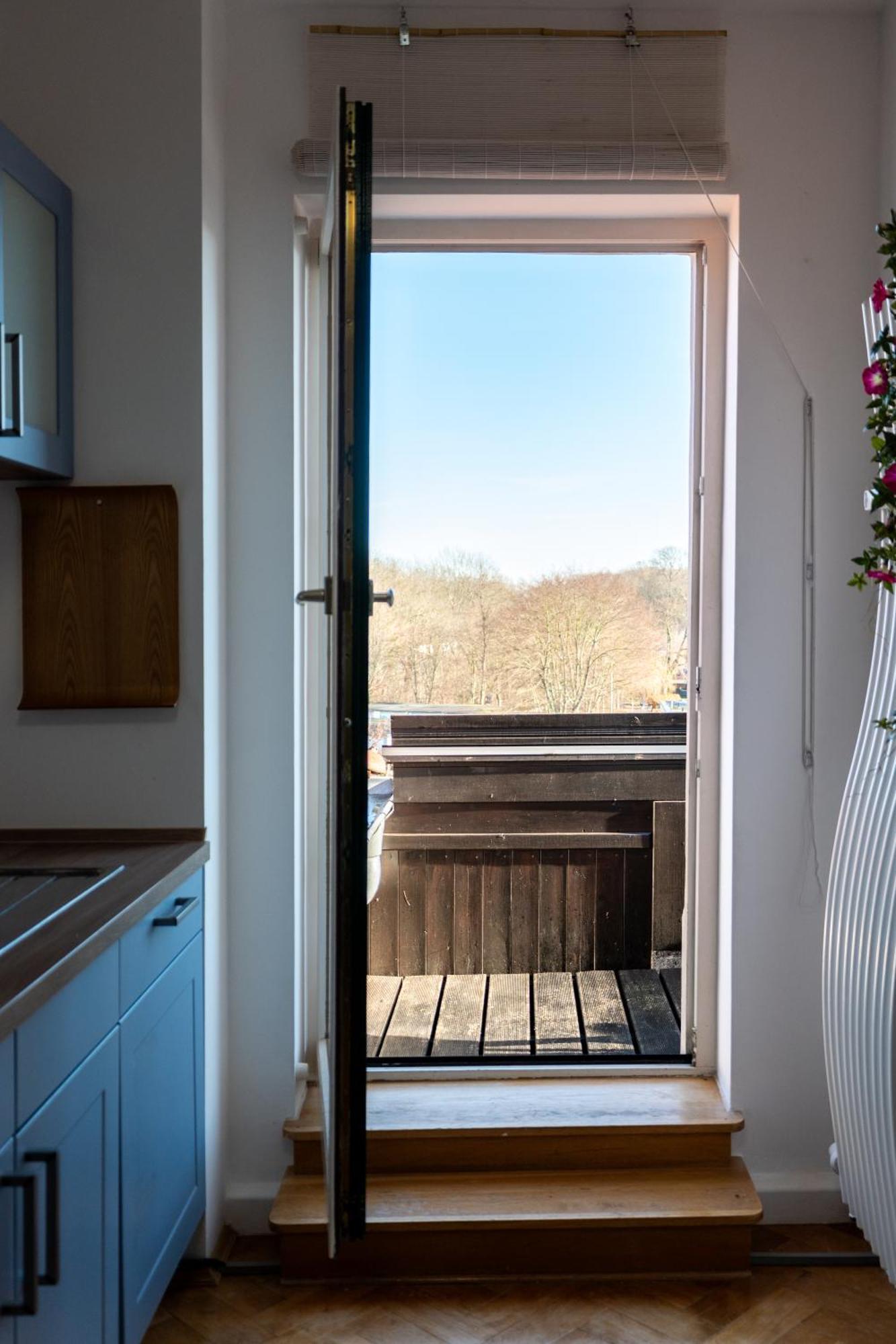Doppelhaus- Villa Leipzig Schleussig , Moderner Altbau Apartment Dachetage Mit 2 Schlafzimmern Und Separatem Zusatzzimmer , Parkplatz - Balkon - Kamin - Eicheparkett - Arbeitsplatz Exteriör bild