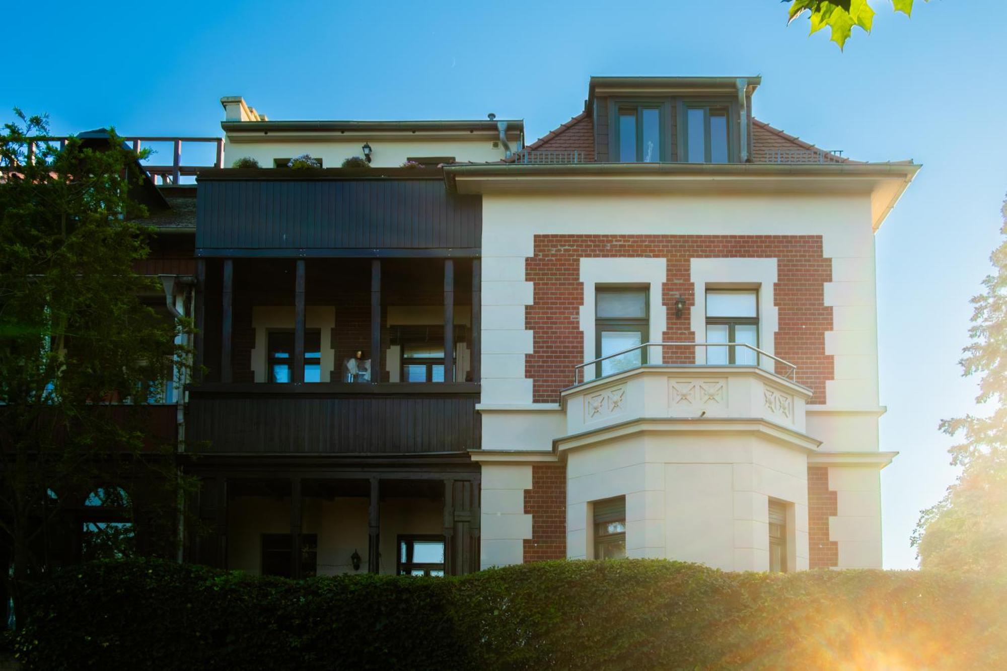 Doppelhaus- Villa Leipzig Schleussig , Moderner Altbau Apartment Dachetage Mit 2 Schlafzimmern Und Separatem Zusatzzimmer , Parkplatz - Balkon - Kamin - Eicheparkett - Arbeitsplatz Exteriör bild