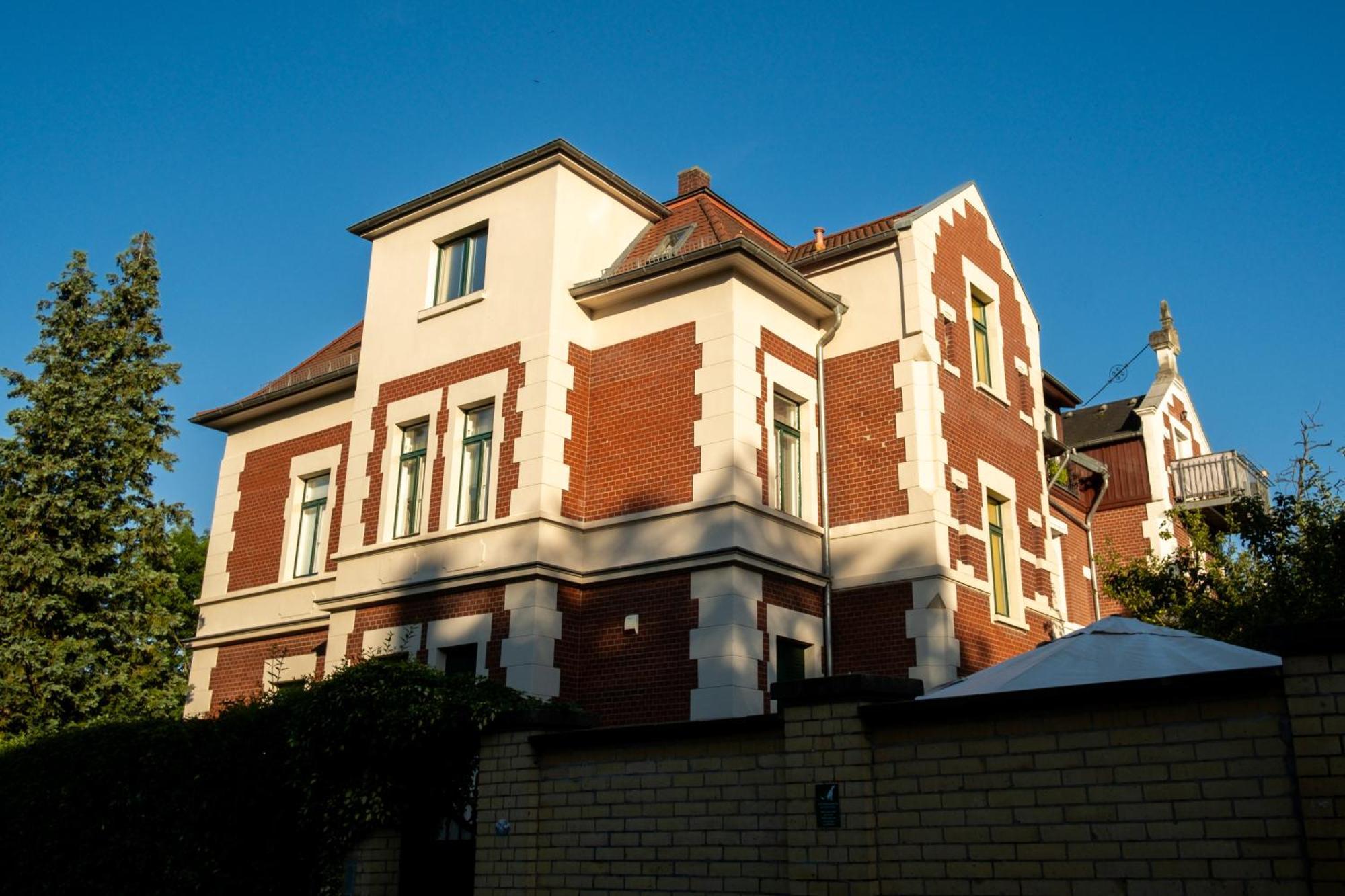 Doppelhaus- Villa Leipzig Schleussig , Moderner Altbau Apartment Dachetage Mit 2 Schlafzimmern Und Separatem Zusatzzimmer , Parkplatz - Balkon - Kamin - Eicheparkett - Arbeitsplatz Exteriör bild