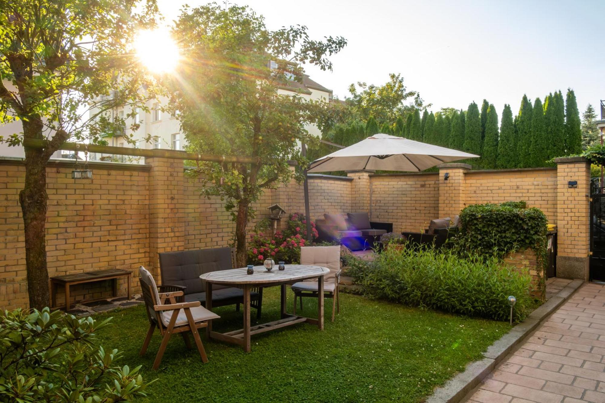 Doppelhaus- Villa Leipzig Schleussig , Moderner Altbau Apartment Dachetage Mit 2 Schlafzimmern Und Separatem Zusatzzimmer , Parkplatz - Balkon - Kamin - Eicheparkett - Arbeitsplatz Exteriör bild